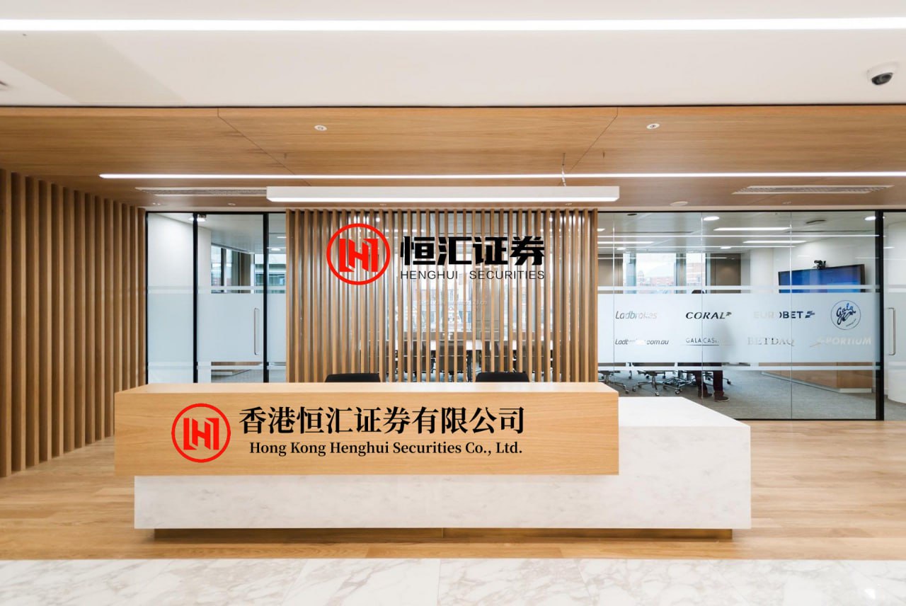 祥乾资产 宋雨琦粉色抹胸裙软萌可爱 搭配粉色发箍甜度爆表